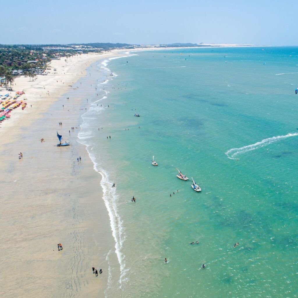 Mar de águas claras e mornas na praia do Cumbuco